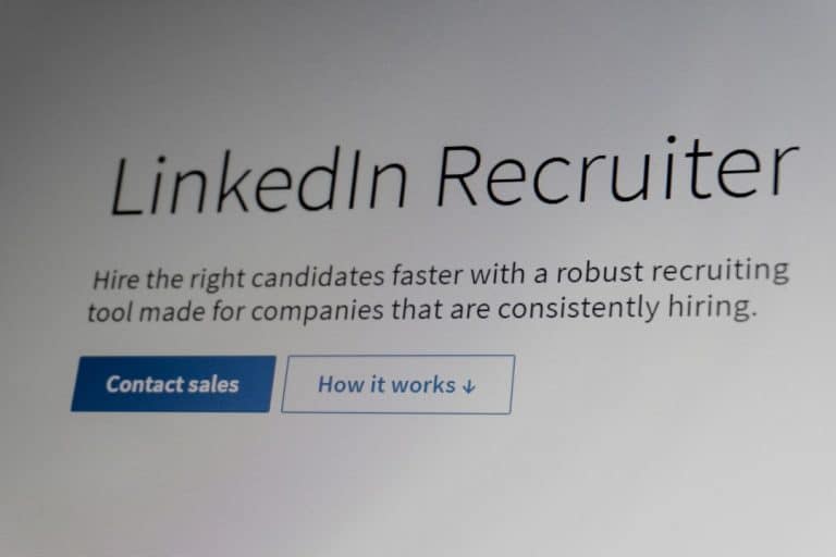 Best 5 AI Recruiting Tools Like Zoho Recruit For End-To-End Hiring Automation
